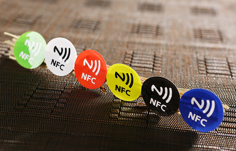 nfc電子標簽產品擺置電腦上展示